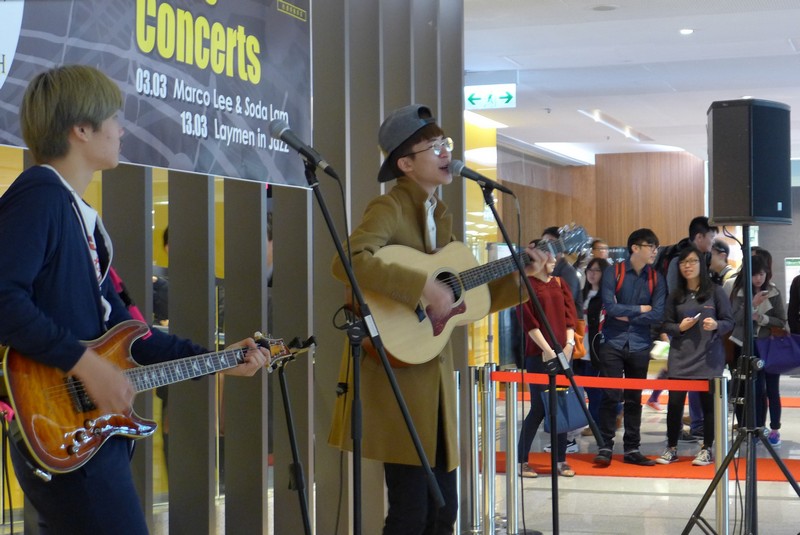 Soda Lam（左）& 香蕉奶（右）在午間音樂會表演